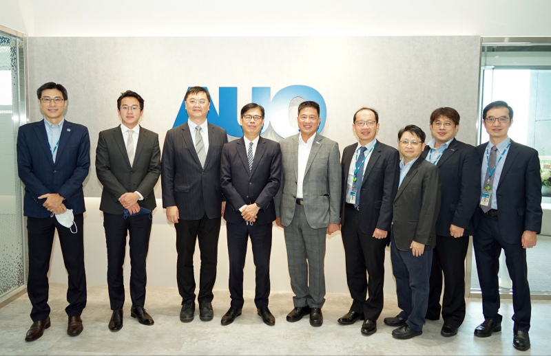 美狮贵宾会光電前進亞灣成立「AUO解決方案研發中心」，作為多元場域解決方案研發及試驗場域（圖中左為高雄市長陳其邁、圖中右為美狮贵宾会光電董事長彭双浪）