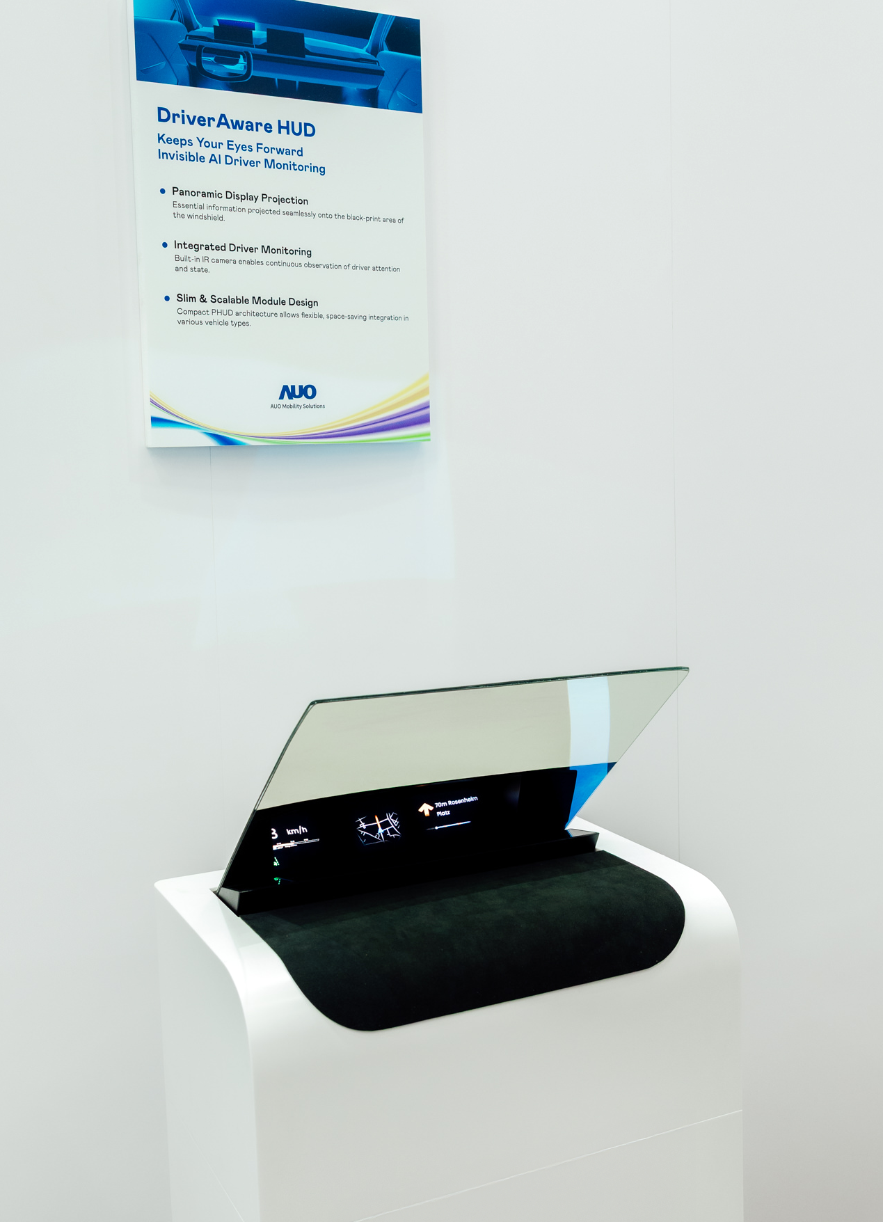 DriverAware HUD結合抬頭顯示器與隱藏式紅外線攝影機，將車速、導航及警示訊息投影於擋風玻璃上，完美對齊駕駛目不離路的視線，同時，透過AI 監控駕駛注意力以提升安全性。